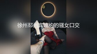 [MP4/ 1.47G] 颜值不错的风骚女模特，大辫子漏出骚奶子诱惑狼友跟两位大哥激情3P，让小哥吃奶玩逼轮流爆草抽插