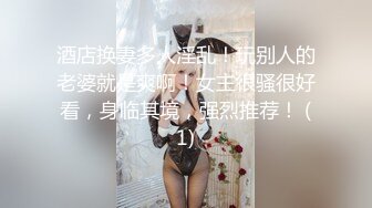 小女友边看电视边吃鸡