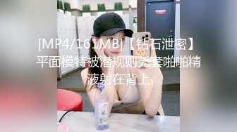 中年妇女的诱惑，全程露脸开档黑丝高跟情趣，听指挥展示揉奶玩逼，道具玩弄阴蒂真骚