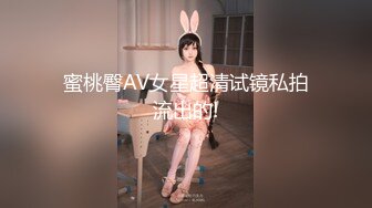 [MP4/ 951M] 长相清纯娇小身材嫩妹足球宝贝装品牌，脱掉衣服翘起屁股露肥逼，深喉交后入抽插摸阴蒂