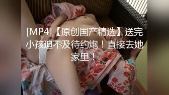 胆量惊人坑神溜进国内某商业大厦偸拍女卫生间多位年轻妹子方便和换卫生巾公然走进去直接拍