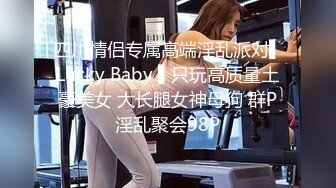 UR级！极品美女逛超市撅屁股被CD骚丁  眼镜长裙少妇独自吃小吃。正经的长相却穿了透明骚窄内