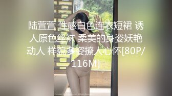 商城抄底JK美眉 一箭双雕差点被发现了 都是性感大屁屁