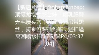 《极品CP✅魔手☛外购》色胆包天坑神潜入广西某医院急诊科女厕~直接进去隔板缝中偸拍多位女护士和女患者方便~太猛了 (7)