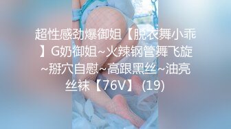 温柔似水的长筒靴小妹蹲那里静静的排尿很有淑女范