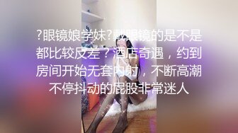 酒店玩小姐朋友一旁拍摄还忍不住摸一下奶