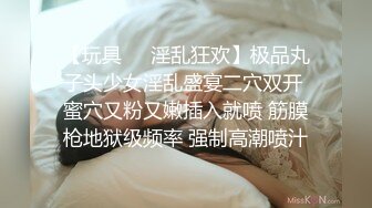 芳儿在人间高颜值嫩妹子道具玩弄啪啪，退下牛仔短裤自摸粉穴口交后入猛操