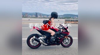 《极品CP魔手外购》经济型集体公寓女厕双机位全景偸拍各种学生和上班族小姐姐熟女方便，高清晰很真实逼脸同框亮点多