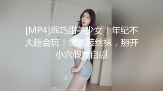 牵着我家的淫妻骚母狗出来溜达，一边扭白嫩大屁股，像狗一样爬，最后被爆操内射