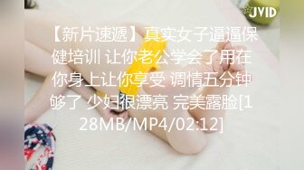 超市裏偷窺模特身材大學妹裙底風光,透過粉色內內看到誘人的陰毛了