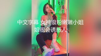 三个东南亚丰满小妞，把最漂亮的放中间，其他两个打辅助