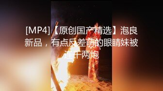 皮肤白皙 白丝透明内内 走起路来扭动很性感