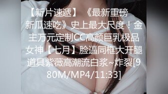 女生宿舍窗外偷拍整个寝室的妹子轮流来洗澡 有一个发现了,用红毛巾把身体遮住不让我看 (1)