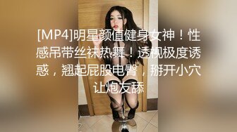 《极品瑜伽嫂子》大嫂上卧室开始换衣服看见大嫂光滑白嫩的皮肤 粉嫩的咪咪头饱满粉粉的鲍鱼