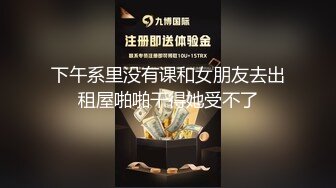 一男一女厕所偷拍合作，女的在门口把风