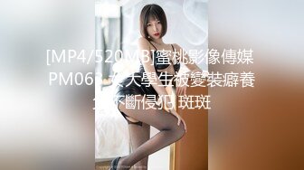 红衣少妇蹲下开始玩手机蹲了十几分钟也不怕腿麻蹲功真好