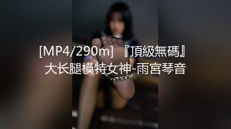 抄底穿黑色小皮鞋的大三学姐尿尿，看着清纯实际上应该是个欲女，