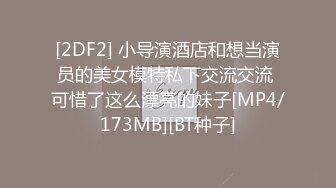 屌炸天！年轻小情侣寻求刺激在喧嚣的商场试衣间对着镜子边拍边肏全程露脸对话淫荡