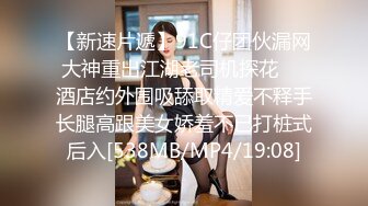 女神级纯纯气质小美女，穿着白T恤裙装，笔直美腿活力