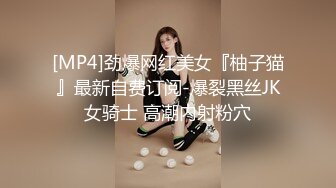 【奶子一大一小E罩杯美妞】白皙皮肤打车灯，叫女性好友用手指帮忙插，跳蛋震淫荡骚浪叫，从下往上视角特写