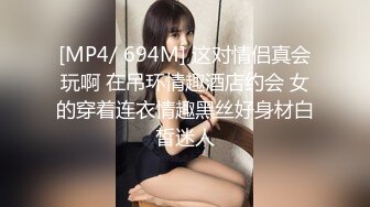 妹子边和舍友聊天边拍她们换衣服