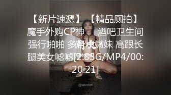 小哥双飞姐妹花，露脸享受小妹的口交大鸡巴，丝袜情趣诱惑，各种体位抽插爆草无套蹂躏，让骚姐舔干净看她自慰