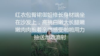 商场女厕全景偷拍背包少妇嘘嘘❤️眼神非常犀利差点被她发现