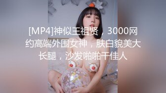 游乐场女厕偷窥破洞牛仔裤美女白嫩的大屁股和小黑鲍