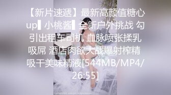 洗澡间男友小心翼翼的为女友刮穴毛不怕把B划破吗？