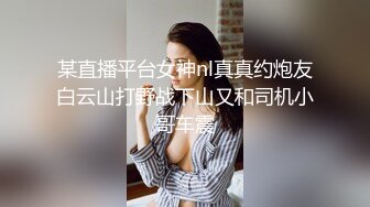 澡堂子偷拍长得很有灵气的小美女非常机灵的看着周围