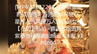 《极限??精品》某站VIP资源CD大神haoxiansheng123游走机场地铁商场专挑漂亮有气质穿裙子美女下手各种蕾丝T裤超性感