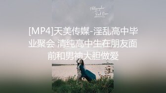 新流出！全景后拍妹纸屁屁撅的太近了直接抄底 截取视频_0