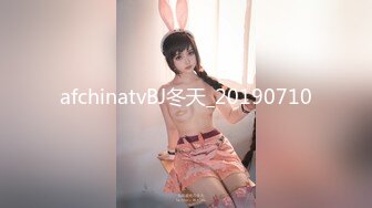 大学跟踪偷拍牛仔裤长发美女肥厚的馒头逼粉粉的