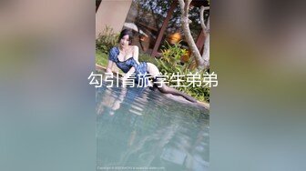 六月新流出国内厕拍大神潜入某高校女厕偷拍学妹嘘嘘红衣美眉人长的斯文下面口很大