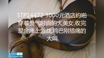 强行把漂亮女友按在床上插B，看她享受的样忍不住拍了下来