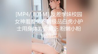 商场女厕全景偷拍牛仔裤少妇的小肥鲍