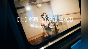 【两个年轻粉嫩的社会渣女】全程露脸被纹身小哥床上玩弄激情上位让小哥从床上草到床下