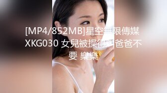 游乐场女厕近距离偷窥牛仔裙美女的大肥鲍