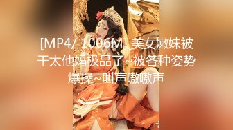 《极品CP魔手外购》国内某潮牌服装城大神藏匿女厕隔间板缝中连续偸拍一大批时尚漂亮小姐姐方便 还拍露脸全身非常大胆 (5)