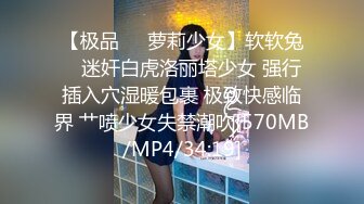 商场女厕全景偷拍二次入镜的清纯美女嫩穴拥有无与伦比的诱人优势 (1)