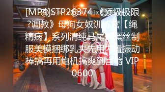 出轨的人妻偷情就是骚，宾馆释放激情黑丝情趣诱惑，跪在地上口交被大鸡巴后入边接老公电话边被草，真刺激