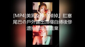 [MP4/741MB]漂亮制服美女3P 身材嬌小 同時伺候三根肉棒 嘴叼逼插 被無套輸出 非常享受舒坦